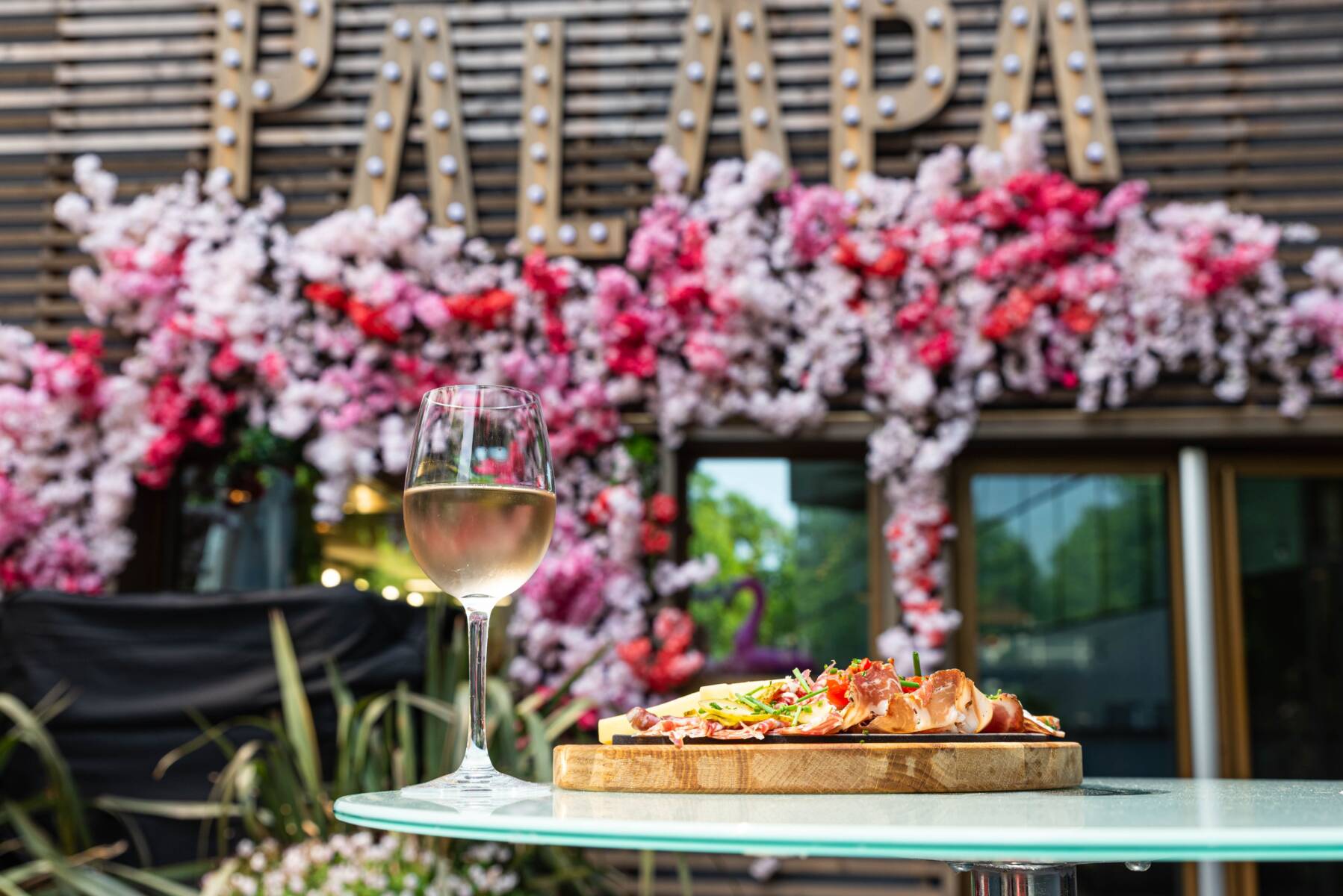 planche mixte de charcuterie et verre de rosé